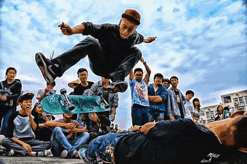 小城特色滑板街舞秀,青春在街头飞扬的简单介绍 小城特色滑板街舞秀,青春在街头飞扬的简单介绍