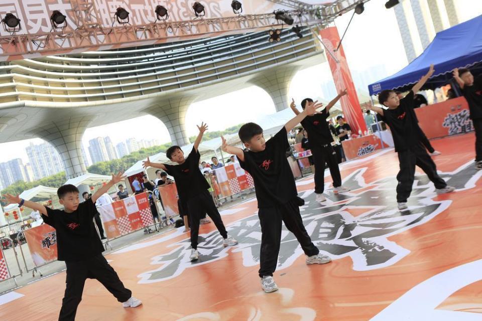 小城特色滑板街舞秀,青春在街头飞扬的简单介绍 小城特色滑板街舞秀,青春在街头飞扬的简单介绍